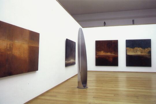 Gemälde von Wulf Winckelmann und Skulptur von Roland Phleps in der Ausstellungshalle der Stiftung für Konkrete Kunst Roland Phleps in Freiburg