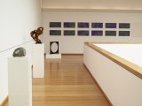 Galerie der Skulpturenhalle mit Werken von Beat Kriemler