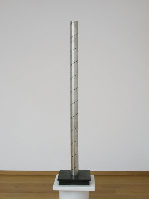 Zylinder, spiralig geschlitzt. Skulptur von Roland Phleps