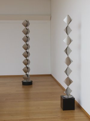 Roland Phleps: Dreireihige Rhomben-Stele, horizontal konvex gerundet, und Acht konkav diagonal gerundete Quadratpaare, gegenständig, am Mast