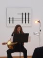 Delphine Gauthier-Guiche spielt bei der Vernissage Werke für Naturhorn und chromatisches Horn von Jacques-Francois Gallay und Arthur Kampela