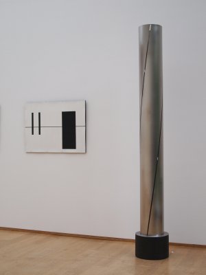 "Japan # 118" von Erwin-Josef Speckmann und Zylinderstele aus drei diagonal gerundeten Parallelogrammen von Roland Phleps