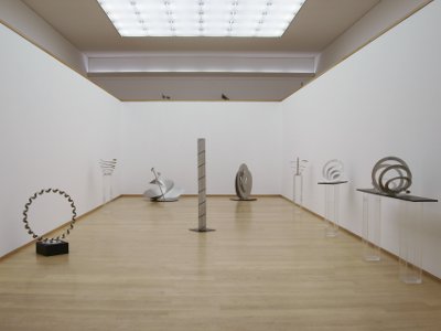 Blick in die Skulpturenhalle mit Werken von Roland Phleps