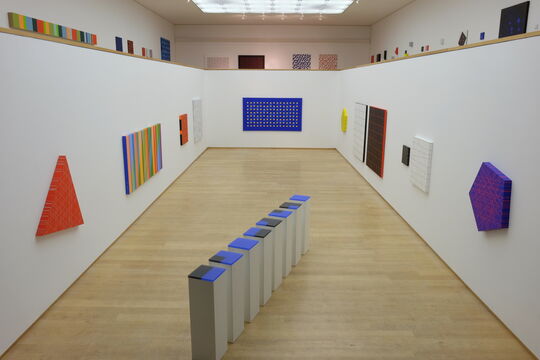Blick in die Ausstellungshalle mit Werken von Gerhard Hotter