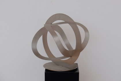 Roland Phleps: Globus - drei identische Kreisringe: "Sphaira"