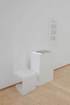 Plexiglas-Stuhl "SEDIA PER UN RE" und Text "Praesente mortis"
