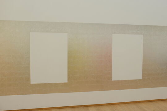 Bernhard C. Striebel: Ausschnitt des Wandfrieses "Bildsilber" mit diffuser Reflexion von farbigen Elementen der Malereiinstallation "Vis à Vis"