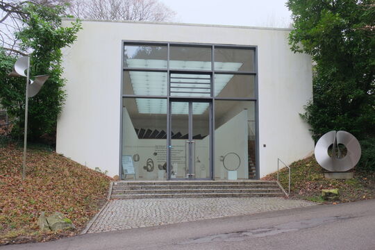 Ausstellung "Vom Kreis zur Kugel und wieder zurück" von Roland Phleps in der Skulpturenhalle der Stiftung für Konkrete Kunst Roland Phleps in Freiburg