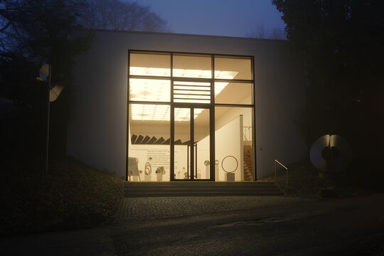 Ausstellung "Vom Kreis zur Kugel und wieder zurück" von Roland Phleps in der beleuchteten Skulpturenhalle der Stiftung für Konkrete Kunst Roland Phleps in Freiburg