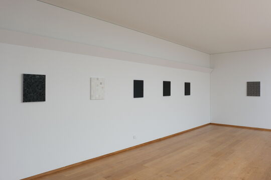 Ausstellung "The Matter of Shadows" von Julia Schewalie in der Ausstellungshalle der Stiftung für Konkrete Kunst Roland Phleps, Freiburg