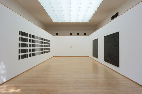 Ausstellung "The Matter of Shadows" von Julia Schewalie in der Ausstellungshalle der Stiftung für Konkrete Kunst Roland Phleps, Freiburg