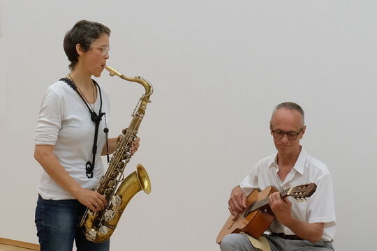 Saxophonistin und Gitarrist