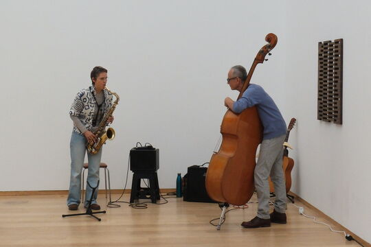 Saxophonistin und Gitarrist