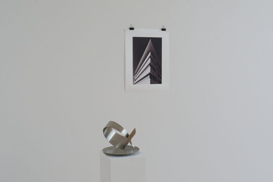Fotografie von Stefan Wiegandt zum Thema "Dreiecke" und Skulptur "Gleichschenkliges Dreieck, zum Reifen gerundet" von Roland Phleps