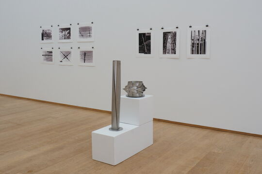 Fotografien von Stefan Wiegandt zum Thema "Linien" sowie Skulpturen "Geschlitzte Trapez-Stele II" und "Zylinder mit Dreieck-Einschnitten, gefächert" von Roland Phleps