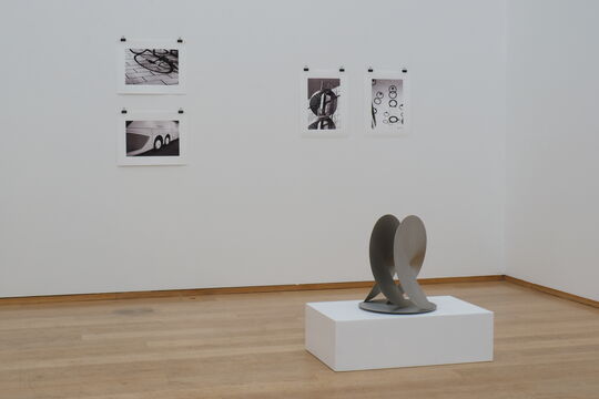 Fotografien von Stefan Wiegandt zum Thema "Kreise" und Skulptur "Pas de deux" von Roland Phleps