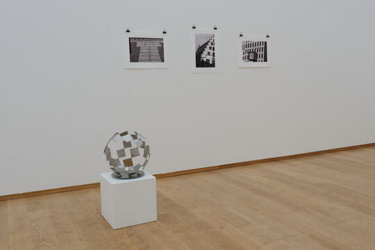 Fotografien von Stefan Wiegandt zum Thema "Rechtecke" und Skulptur "Quadrate-Globus II" von Roland Phleps