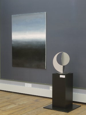 Gemälde "Dämmerung" von Peter Albert, Skulptur "Kreis mit Kreisausschnitt" von Roland Phleps