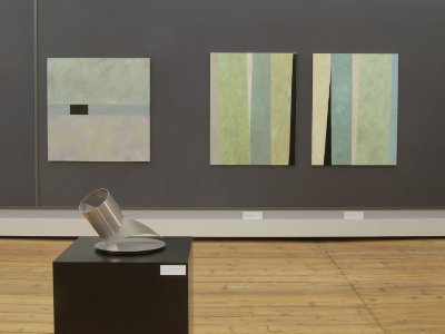 Gemälde "Fernes Ereignis" und "Curtain" von Peter Albert, Skulptur "Dreieck, asymmetrisch eingerollt" von Roland Phleps