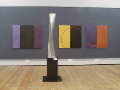 Gemälde von Peter Albert und Skulptur "Dreieck-Stele torquiert" von Roland Phleps