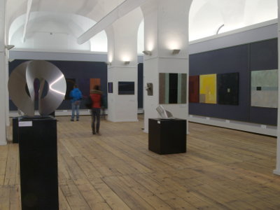 Ausstellungsraum in der Magdalenenburg mit Gemälden von Peter Albert und Skulpturen von Roland Phleps