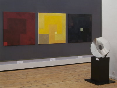 Variationen mit Quadrat von Peter Albert und Skulptur "Kreisflügler II" von Roland Phleps