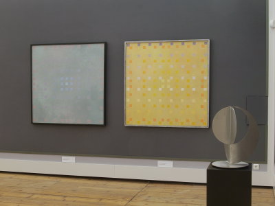 Gemälde "Qadratspiele" von Peter Albert, Skulptur "Kreis mit Kreisausschnitt" von Roland Phleps