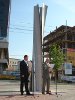Bürgermeister Klaus Johannis und Roland Phleps bei der Übergabe der Skulptur "VIRIBUS UNITIS" an die Stadt Hermannstadt / Sibiu (Siebenbürgen, Rumänien)