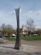 Nürtingen, Hallenbad: Edelstahlskulptur "Dreikant-Pfeiler" von Roland Phleps