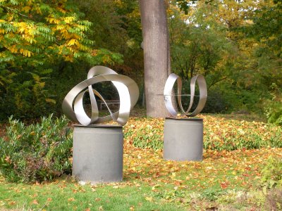 Ulm, Kunstlandschaft Donau: Skulpturen "Alpha I" und "Alpha II" von Roland Phleps