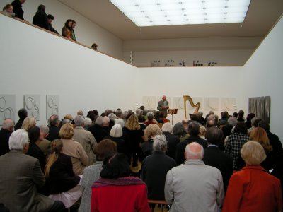 R. Phleps in der vollbesetzten Skulpturenhalle