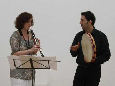 Murat Coşkun, Percussion und Annette Maye, Klarinette, in der Skulpturenhalle in Freiburg