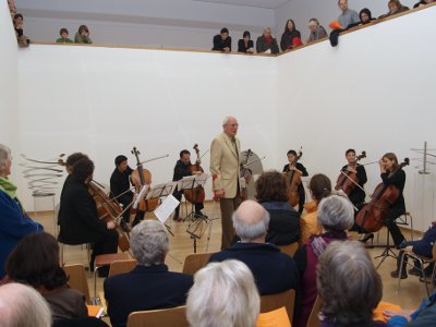 R. Phleps begrüßt die Künstler und das Publikum