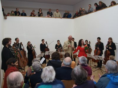Susana Schnell, Sopran, und das Philharmonische Cello-Ensemble Freiburg in der Skulpturenhalle der Stiftung für Konkrete Kunst Roland Phleps in Freiburg