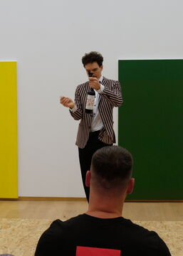 Als der Luftballon platzt, ist da prötzlich eine Weinflasche