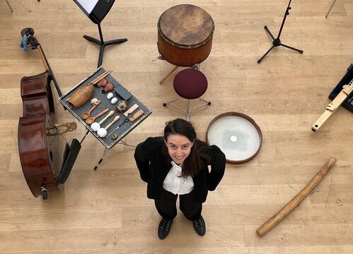 Musikerin und Musikinstrumente