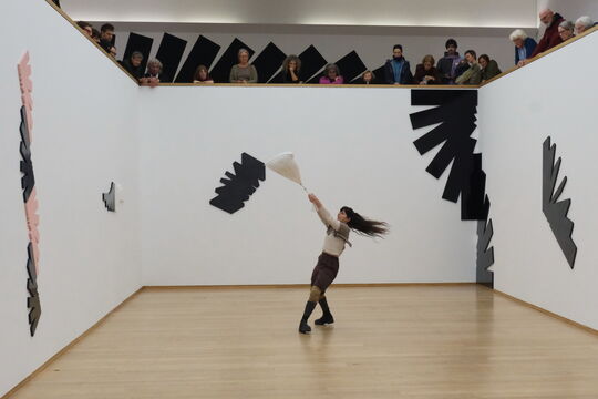 M. Centenero tanzt eine Choreografie von E. Miyoshi zur Ausstellung "Falling, Folding & Inbetween" von Dave Großmann