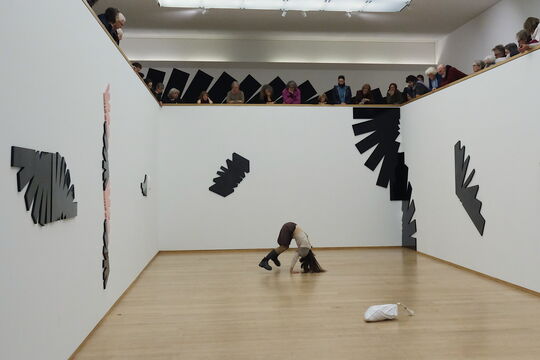 M. Centenero tanzt eine Choreografie von E. Miyoshi zur Ausstellung "Falling, Folding & Inbetween" von Dave Großmann