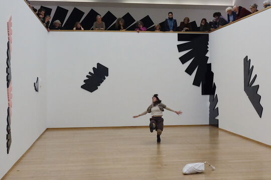 M. Centenero tanzt eine Choreografie von E. Miyoshi zur Ausstellung "Falling, Folding & Inbetween" von Dave Großmann