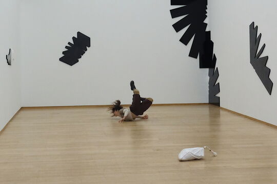 M. Centenero tanzt eine Choreografie von E. Miyoshi zur Ausstellung "Falling, Folding & Inbetween" von Dave Großmann