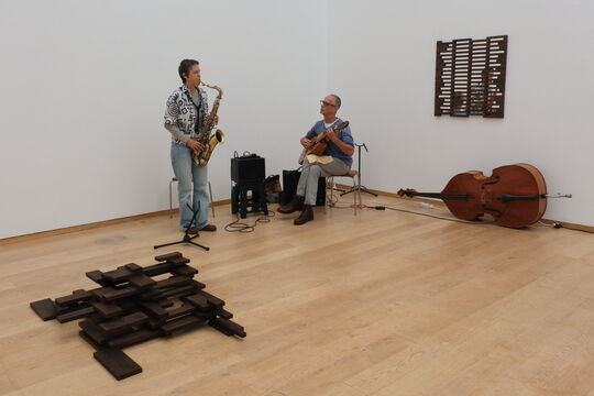 Duo "But Five" in der Ausstellung "Between Stripes" von Helga Weihs