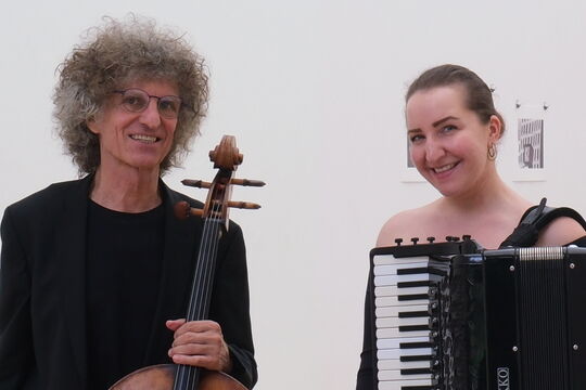 Cellist und Akkordeonistin